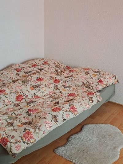 Töpferei mieten Arbeitsbereich mit Lampen, Tischen und Tontöpfen, umgeben von weißem Material.